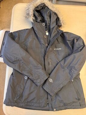 Woman’s Columbia Black Hooded Faux-Fur Trim Winter snow ski jacket size lg EUC